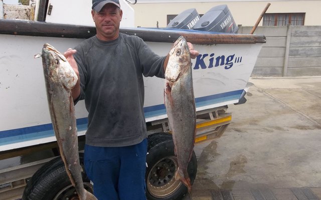 Skipper Martin Otto by â€˜n paar mooi geelbekke wat vanaf sy boot C-King gevang is.
